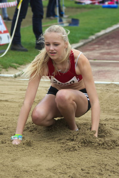 Im Weitsprung klappt die Landung noch nicht so gut bei Jula Niehues Im Weitsprung klappt die Landung noch nicht so gut bei Jula Niehues