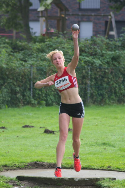 Ungewohnte Bewegungen für Kerstin im Stadion. Sie startete diesmal nur im Kugelstoß und stößt 8,11m