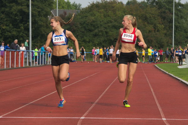 Nein, ich habe nicht vor der Ziellinie zu der gestürzten Olfener Sprinterin geguckt :-) Nein, ich habe nicht vor der Ziellinie zu der gestürzten Olfener Sprinterin geguckt :-)