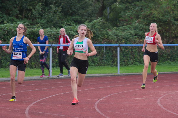 Im ersten Lauf direkt zur westfälischen B-Norm. Mit 45,66 Sekunden wird Larissa Boom Dritte in der W14. Im ersten Lauf direkt zur westfälischen B-Norm. Mit 45,66 Sekunden wird Larissa Boom Dritte in der W14.