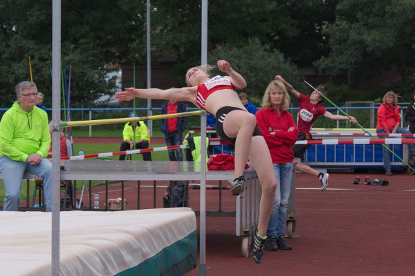 Maike kam auch nicht ganz zurecht mit ihrem Anlauf. Mit 1,40m gewinnt sie trotzdem die Altersklasse der W15. Maike kam auch nicht ganz zurecht mit ihrem Anlauf. Mit 1,40m gewinnt sie trotzdem die Altersklasse der W15.