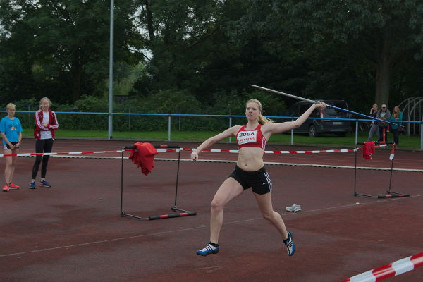 Glich im ersten Wurf flog der Speer von Nadine Thiemann sehr sauber auf 34,33m. Glich im ersten Wurf flog der Speer von Nadine Thiemann sehr sauber auf 34,33m.