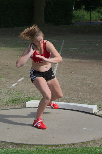 Gewohnt stoßkräftig war Jana Riermann. Mit 10,80m gewann sie das Kugelstoßen der W14 mit 76 cm Abstand auf die Zweite.