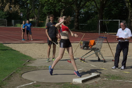 Auch im Kugelstoßen konnte sich Maike steigern. Mit 9,79m übertraf sie die westfälische B-Norm um 9 cm.