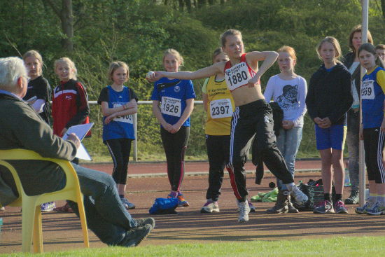 Ehrfurchtsvoll zählten die Konkurrentinnen die 12 Schritte von Annika Schulze Kalthoffs Ballwurfanlauf. Mit 33.50m gewann sie den Schlagballwurf der W11 deutlich.
