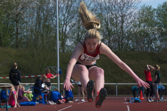 Carla Weiser im Flug. Mit 4,31m sprang sie auf Platz vier in der Altersklasse W15. Carla Weiser im Flug. Mit 4,31m sprang sie auf Platz vier in der Altersklasse W15.