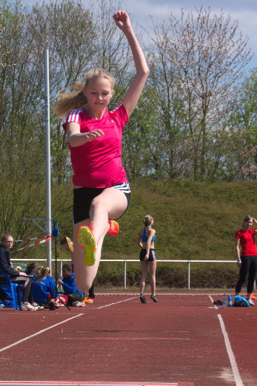 Noch nicht ganz zufrieden war Julia Niehues mit ihrem Anlauf. Mit 4,16m sprang sie auf Platz Sieben in der W14. Noch nicht ganz zufrieden war Julia Niehues mit ihrem Anlauf. Mit 4,16m sprang sie auf Platz Sieben in der W14.