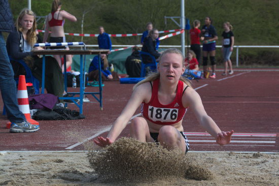 Im zweiten Versuch sprang Larissa Boom eine neue persönliche Bestleistung von 4,57m und wurde damit Dritte der W14. Im zweiten Versuch sprang Larissa Boom eine neue persönliche Bestleistung von 4,57m und wurde damit Dritte der W14.