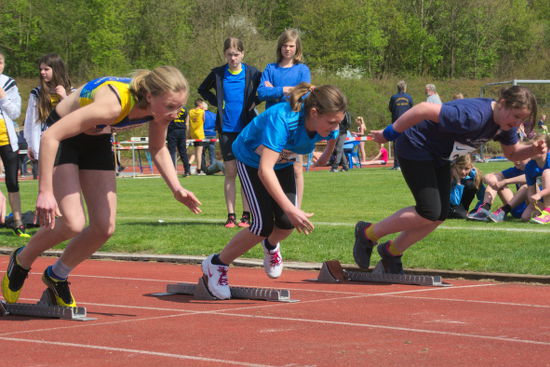 Wiebke Effkemann (Mitte) bei ihrem ersten Start für die LG über 75m. Damit lief sie natürlich direkt persönliche Bestleistung. Wiebke Effkemann (Mitte) bei ihrem ersten Start für die LG über 75m. Damit lief sie natürlich direkt persönliche Bestleistung.