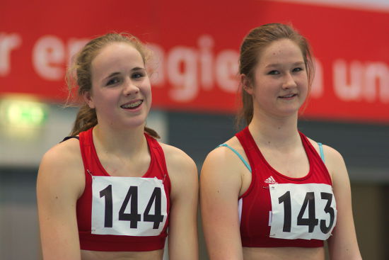 Maike Schulenkorf (links) war nach der Normerfüllung sichtlich erleichtert.