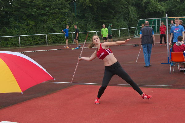 Im Nieselregen probierte Jana es mal wieder mit "Gewalt". Der Speer flog nicht ganz so sauber, wie in der Vorwoche. Mit 36,76m gewann sie dennoch den Wettkampf deutlich. Im Nieselregen probierte Jana es mal wieder mit "Gewalt". Der Speer flog nicht ganz so sauber, wie in der Vorwoche. Mit 36,76m gewann sie dennoch den Wettkampf deutlich.