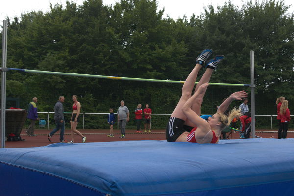 Locker über die Anfangshöhe von 1,48m. Zum Start gab es nur leichten Nieselregen in Blomberg Locker über die Anfangshöhe von 1,48m. Zum Start gab es nur leichten Nieselregen in Blomberg