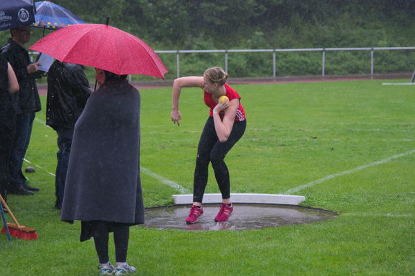 Freischwimmer im Kugelstoßring. Nadine vertraut dem glatten Ring nicht so ganz und stößt nur 9,39m Freischwimmer im Kugelstoßring. Nadine vertraut dem glatten Ring nicht so ganz und stößt nur 9,39m