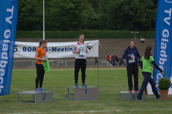 Mit dieser Weite gewann sie den Wettkampf und bei der Siegerehrung auf das höchste Podest. Mit dieser Weite gewann sie den Wettkampf und bei der Siegerehrung auf das höchste Podest.