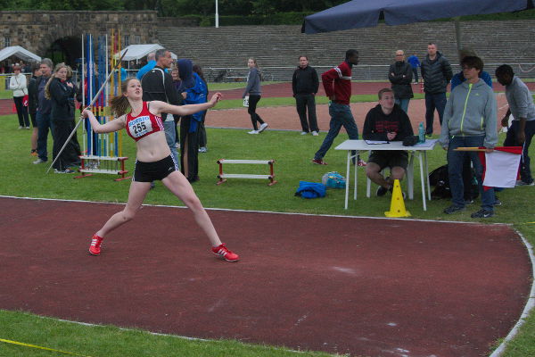 Zum ersten Mal warf Jana den 500 Gramm Speer der U16 und übertraf gleich ihre alte Speerwurf-Bestleistung deutlich. Im vierten Wettkampf warf sie den Speer auf 35,32m. Hier wurde sie Zweite hinter Ida Steinauer vom TV Wattenscheid. Zum ersten Mal warf Jana den 500 Gramm Speer der U16 und übertraf gleich ihre alte Speerwurf-Bestleistung deutlich. Im vierten Wettkampf warf sie den Speer auf 35,32m. Hier wurde sie Zweite hinter Ida Steinauer vom TV Wattenscheid.