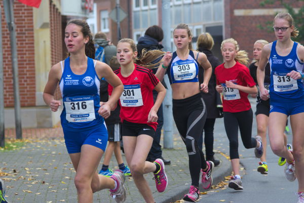 Annika Schulze Kalthoff (301) mischt vorne bei den Großen mit. Sie gewinnt ihre Altersklasse W11 mit 3:45 min. Annika Schulze Kalthoff (301) mischt vorne bei den Großen mit. Sie gewinnt ihre Altersklasse W11 mit 3:45 min.