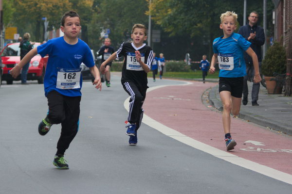 Erik Bäumer (Mitte) setzt zum unwiderstehlichen Endspurt an und lässt den beiden Führenden keine Chance. Als Laufsieger gewinnt er auch seine Altersklasse M9 überlegen.