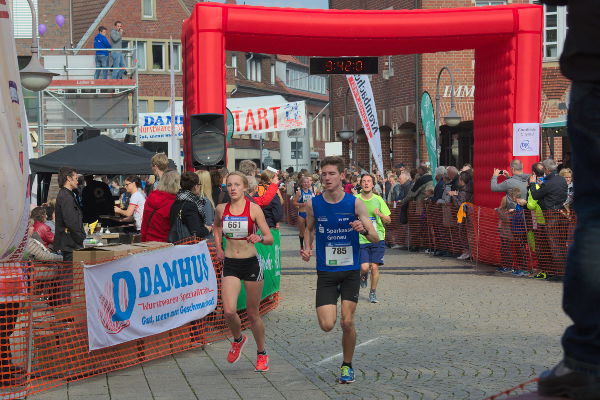 Kerstin Schulze Kalthoff und Philip Pfeiler vom TV Epe im Gleichschritt über 5 km. Kerstin Schulze Kalthoff und Philip Pfeiler vom TV Epe im Gleichschritt über 5 km.