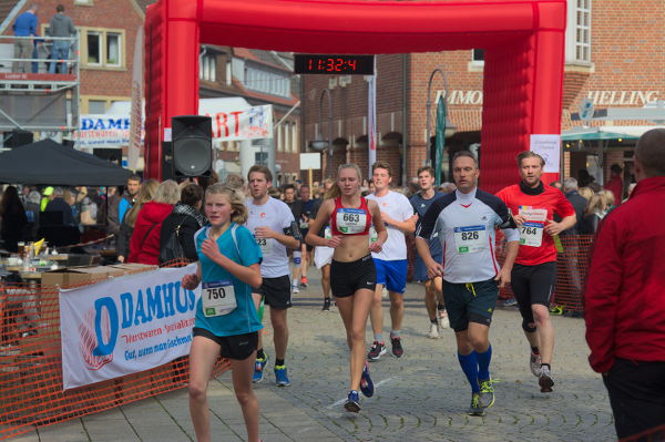 Larissa Boom im Männerpulk nach der ersten Runde. Am Ende wird sie Vierte in der W14 in 23:42 min (neue persönliche Bestzeit) Larissa Boom im Männerpulk nach der ersten Runde. Am Ende wird sie Vierte in der W14 in 23:42 min (neue persönliche Bestzeit)