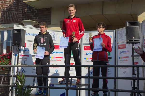 Die beiden Fußballer Lukas Schulze Kalthoff und Alexander Pasker liefen die 5 km für die LG und belegen Platz Eins und Zwei in der M14. Die beiden Fußballer Lukas Schulze Kalthoff und Alexander Pasker liefen die 5 km für die LG und belegen Platz Eins und Zwei in der M14.