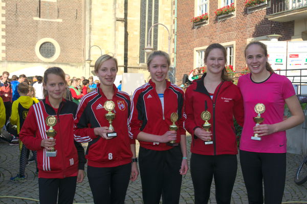 'Ordentliches' Pressefoto mit vielen Pokalen. 'Ordentliches' Pressefoto mit vielen Pokalen.