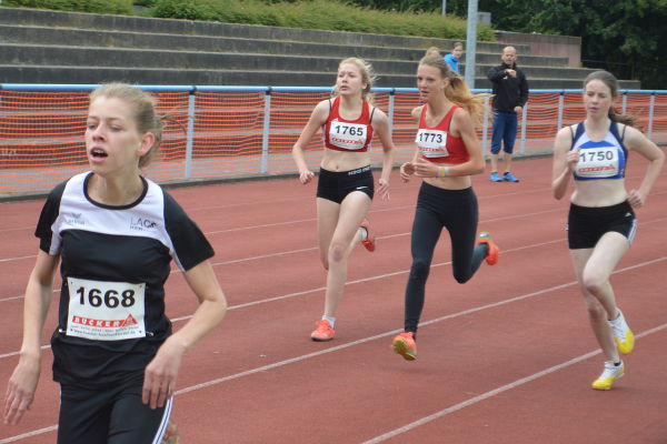 Im Schlussspurt sprintet Carla Weiser an den Gegnerinnen im 800m Lauf vorbei. Mit 2:48,19 min läuft sie eine neue Bestleistung. 