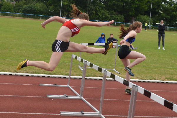 Jana Riermann macht sich ganz lang über die Hürden.