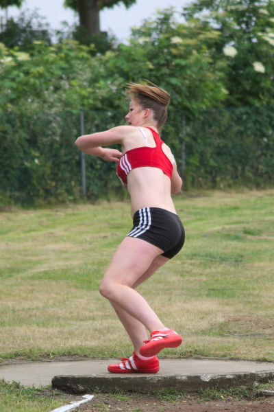 Jana Riermann stößt im zweiten Versuch die Kugel auf 11.01m