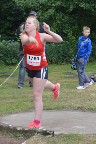 Johanna Lobbe stößt die Kugel auf die neue persönliche Bestleistung von 7,52m.