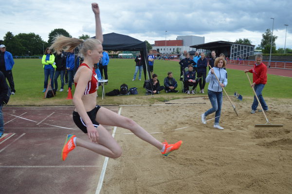 Julia Niehues springt eine neue persönliche Bestleistung von 4,40m.