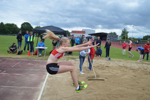 Larissa Boom im Hangsprung. Wie immer könnten die Füße noch weiter vorne sein. 