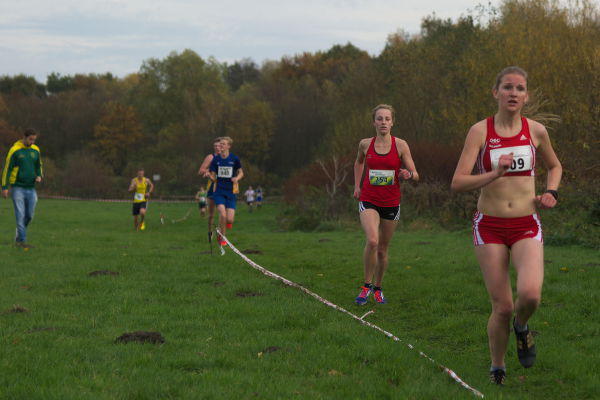 Die taktische Vorgabe hat hervorragend geklappt. Als Führende der U18 klemmt sich Kerstin im Schlussspurt an Elisabeth Rothniel vom OSC Waldniel (vorne rechts), Zweite der Frauen-Hauptklasse, und kämpft mit ihr bis zum Schluss um die Einlaufplatzierung.