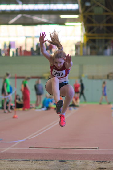 Carla Weiser bei ihrem besten Sprung auf 4,24m Weite. Hiermit belegte sie Platz 15 in der W15,