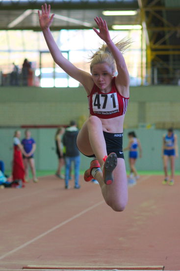 Mit 4,28m springt Carla Weiser auf Platz 11 in der Altersklasse W15.