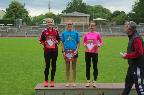 Wieder nur ein kleines Starterfeld über die 3.000m. Trotzdem können sich die Athletinnen nach dem anstrengenden Lauf bei der Siegerehrung freuen. Wieder nur ein kleines Starterfeld über die 3.000m. Trotzdem können sich die Athletinnen nach dem anstrengenden Lauf bei der Siegerehrung freuen.