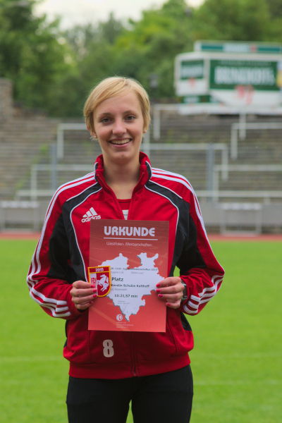 Kerstin Schulze Kalthoff mit Urkunde und "Westfalenpferdchen"