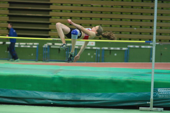 Maike Schulenkorf durfte noch länger aushalten. Sie übersprang nach langer Wettkampfpause nun 1,48m. Leider war dann nach 3 Stunden Wettkampf ein wenig die Konzentration und Kraft weg für weitere Höhen. Hiermit belegte sie am Ende Platz vier in der Altersklasse W15. Maike Schulenkorf durfte noch länger aushalten. Sie übersprang nach langer Wettkampfpause nun 1,48m. Leider war dann nach 3 Stunden Wettkampf ein wenig die Konzentration und Kraft weg für weitere Höhen. Hiermit belegte sie am Ende Platz vier in der Altersklasse W15.