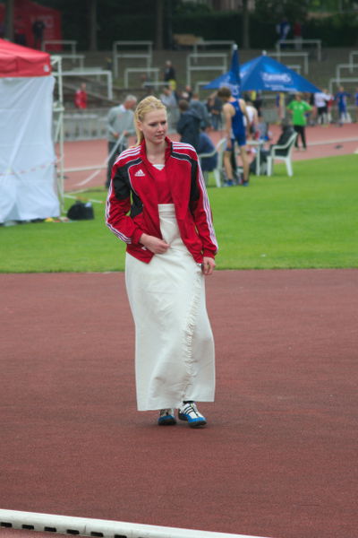 Sommermode 2015. Am Samstag Nachmittag war es sehr kühl beim Hochsprung der U20. Nach langer Zeit überspringt Nadine Thiemann mal wieder die 1,60m. Mit 1,62m wird sie Fünfte. Sommermode 2015. Am Samstag Nachmittag war es sehr kühl beim Hochsprung der U20. Nach langer Zeit überspringt Nadine Thiemann mal wieder die 1,60m. Mit 1,62m wird sie Fünfte.