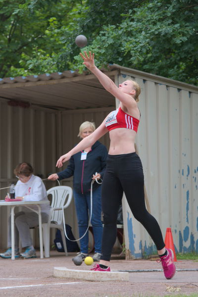 Nur eine halbe Stunde nach dem Hochsprung ging es für Nadine Thiemann schon weiter zum Kugelstoßen. Mit 10,73m stößt sie eine neue persönliche Bestleistung. Nur eine halbe Stunde nach dem Hochsprung ging es für Nadine Thiemann schon weiter zum Kugelstoßen. Mit 10,73m stößt sie eine neue persönliche Bestleistung.
