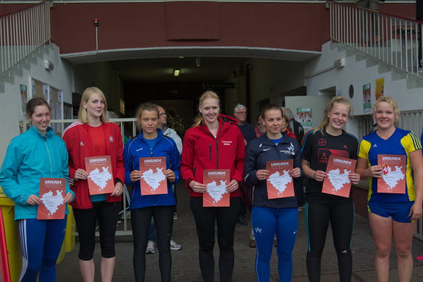 Bei strömenden Regen fand die Speerwurf-Siegerehrung der U20 im Stadiondurchgang statt.