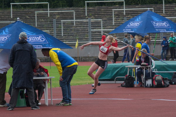 Als Trainer konnte ich nur von weit außen knippsen. Nadine wirft eine neue persönliche Bestleistung von 35,83m Als Trainer konnte ich nur von weit außen knippsen. Nadine wirft eine neue persönliche Bestleistung von 35,83m