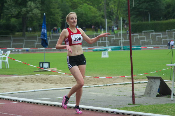 Kerstin realisiert gerade, dass sie den Lauf gewonnen hat und nun westfälische Meisterin über 3.000m in der weiblichen U18 ist. Für ein größeres Tänzchen fehlte dann aber doch die Kraft. Zum ersten Mal war Kerstin platt nach einem Zieleinlauf Kerstin realisiert gerade, dass sie den Lauf gewonnen hat und nun westfälische Meisterin über 3.000m in der weiblichen U18 ist. Für ein größeres Tänzchen fehlte dann aber doch die Kraft. Zum ersten Mal war Kerstin platt nach einem Zieleinlauf