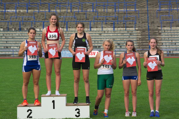 Abschließende Siegerehrung im Ischelandstadion. Jana Riermann gewinnt das Diskuswerfen der W14.
