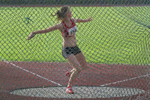 Jana hatte im Diskuswurf alles im Griff. Trotz der großen Zeitplanverspätung und mehrerer Verschiebungen konnte sie sich immer wieder neu motivieren.