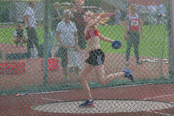 Auch im Diskuswurf war Maike mit ihren Würfen nicht zufrieden. Viermal landete der Diskua im Fangnetz.