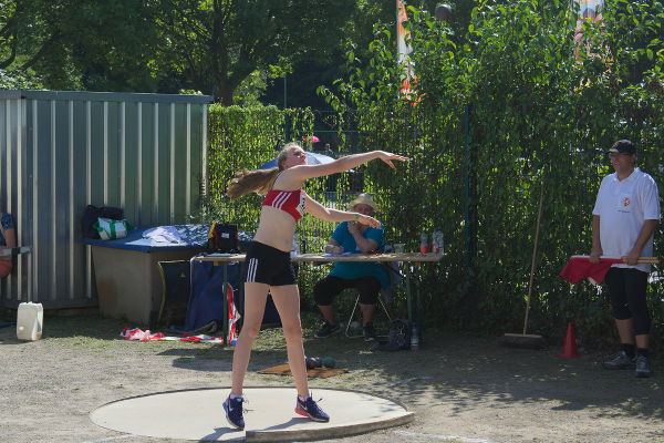 Nicht zufrieden war Maike Schulenkorf. Nach einem "Salto Nullo" im Hochsprung gelang ihr auch im Kugelstoß leider keine gute Weite.