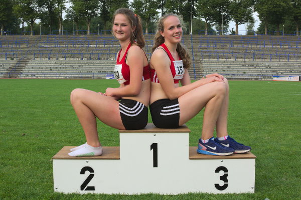 Super-Duo auf der Siegertreppe: Zwei Landestitel und eine Vizemeisterschaft gewann Jana Riermann (links) bei den Leichtathletik-Westfalenmeisterschaften in Hagen.- Maike Schulenkorf wurde mit dem Diskus Vizemeisterin.
