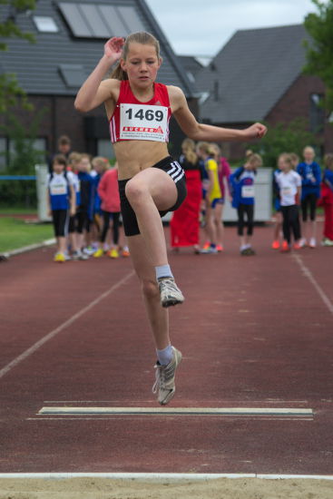 Annika Schulze Kalthoff macht sich ganz groß im Absprung. Sie erreicht den sechsten Platz im Vierkampf der W11.