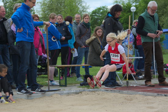 Antonia Reuver fliegt in die Weitsprunggrube