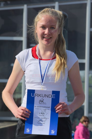 Carla Weiser auf dem höchsten Podestplatz im Block Lauf der W15.